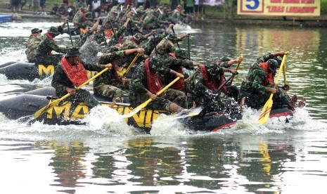 Sejumlah prajurit Korps Marinir TNI AL berpacu kecepatan dalam lomba balap dayung perahu karet militer di Kolam Tank Bhumi Marinir Karangpilang, Surabaya, Jawa Timur, Jumat (11/3).