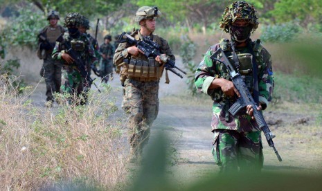 Sejumlah prajurit Korps Marinir TNI AL bersama Marinir Amerika melaksanakan patrol tempur di Pusat Latihan Tempur Korps Marinir Baluran, Situbondo, Jawa Timur, Kamis (6/8).     (Antara)