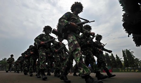   Sejumlah prajurit Korps Marinir TNI AL mengikuti upacara pembukaan latihan Pasukan Pemukul Reaksi Cepat (PPRC) TNI di Markas Komando Divisi Infanteri-1/Kostrad Cilodong, Depok, Jabar, Senin (27/8). (Edwin Dwi Putranto/Republika)