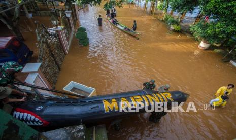 Sejumlah Prajurit Korps Marinir TNI AL Pasmar 1 Jakarta membawa perahu karet di Desa Pekauman Ulu, Kabupaten Banjar, Kalimantan Selatan, Sabtu (16/1/2021). Sebanyak 77 personil dari Prajurit Korps Marinir TNI AL Pasmar 1 Jakarta membawa 28 perahu karet serta perlengkapan lainnya melaksanakan misi kemanusian untuk membantu evakuasi warga yang terdampak banjir di Provinsi Kalimantan Selatan. 