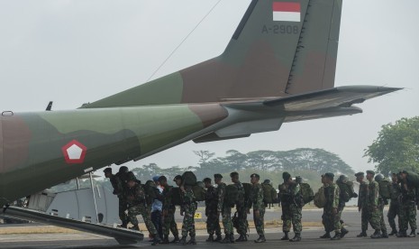 Sejumlah prajurit Kostrad TNI AD yang tergabung dalam Satgas Penanggulangan Bencana Asap di Sumatera diberangkatkan melalui Pangkalan TNI AU Halim Perdanakusuma. 