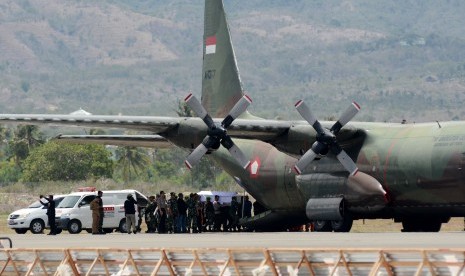 Sejumlah prajurit memasukan peti jenazah korban jatuhnya helikopter ke dalam pesawat Hercules di Bandara Mutiara Sis Aljufri Palu, Sulawesi Tengah, Senin (21/3).