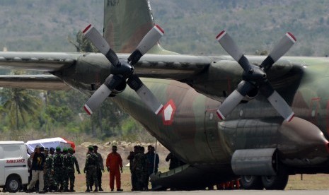 Sejumlah prajurit memasukan peti jenazah korban jatuhnya helikopter ke dalam pesawat Hercules di Bandara Mutiara Sis Aljufri Palu, Sulawesi Tengah, Senin (21/3).