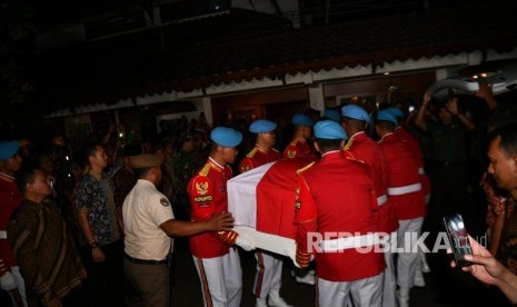 Sejumlah prajurit Pasukan Pengamanan Presiden (Paspampres) mengangkat peti jenazah dari almarhum Presiden ke-3 RI, BJ Habibie saat tiba di Rumah Duka, Patra Kuningan, Jakarta, Rabu (11/10/2019).