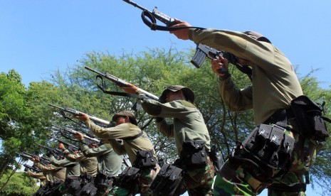 Sejumlah prajurit Taifib Korps Marinir melaksanakan latihan menembak di lapangan tembak Pusat Latihan Tempur Korps Marinir Baluran, Karangtekok, Situbondo, Jatim, Jumat (20/3).