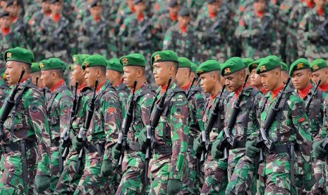 Sejumlah prajurit TNI AD berbaris pada upacara peringatan Hari Juang Kartika atau Hari Angkatan Darat, di Makodam IV/Diponegoro, di Semarang, Jateng, Selasa (15/12).