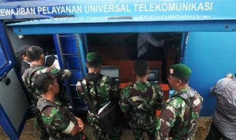 Sejumlah prajurit TNI-AD yang tergabung dalam Tim Ekspedisi NKRI mengakses internet dari Mobil Pusat Layanan Internet Kecamatan (MPLIK) di Desa Padende, Marawola, Sigi, Sulawesi Tengah, Sabtu (9/3). 