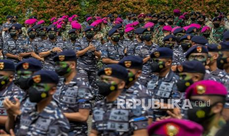 Sejumlah prajurit TNI AL bersiap menyambut Panglima TNI Jenderal TNI Andika Perkasa saat kunjungan ke Mabes TNI AL di Cilangkap, Jakarta, Senin (22/11/2021).  Aparat hukum kini harus meminta izin komandan atau kepala satuan jika akan memeriksa prajurit TNI.