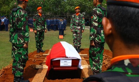 Sejumlah prajurit TNI AU bersiap menurunkan peti jenazah salah satu korban kecelakaan pesawat Hercules C-130 di Medan, Letda Kal Agus Sriyadi, saat acara pemakaman secara militer di Taman Makam Bahagia TNI Pondok Aren, Tangerang Selatan, Banten, Kamis (2/7