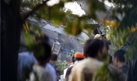  Sejumlah prajurit TNI AU dan warga melihat bangkai pesawat Fokker 27 yang jatuh di sekitar kompleks perumahan Halim Perdanakusuma, Jakarta, Kamis (21/6).