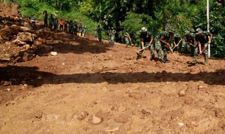 Sejumlah prajurit TNI bergotong royong membersihkan material tanah longsor. (Ilustrasi)