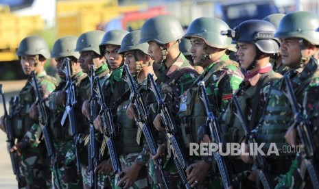 Sejumlah prajurit TNI bersiap melakukan pencarian Helikopter MI-17 milik TNI AD yang hilang kontak di Pangkalan TNI AU Silas Papare, Sentani Jayapura, Papua, Ahad (30/06/2019).