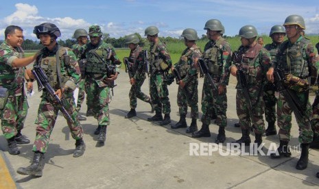 Sejumlah prajurit TNI bersiap melakukan pencarian Helikopter MI-17 milik TNI AD yang hilang kontak di Pangkalan TNI AU Silas Papare, Sentani Jayapura, Papua, Ahad (30/06/2019). 