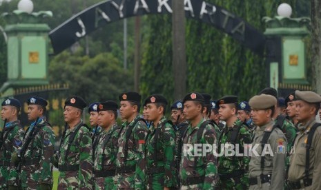 Sejumlah prajurit TNI dan Polri mengikuti apel gabungan yang diadakan di Lapangan Jayakarta, Makodam Jaya, Jakarta, Rabu (17/2).