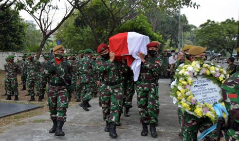 Sejumlah prajurit TNI mengusung peti mati berselimutkan bendera Merah Putih berisi jenazah Kopda Anumerta Dedy Irawan saat upacara pemakaman secara militer di Taman Makam Bahagia, Kota Pekanbaru, Riau, Selasa (2/3/2021). Kopda Anumerta Dedy Irawan gugur saat tugas dalam baku tembak dengan kelompok teroris Mujahidin Indonesia Timur (MIT) pimpinan Ali Kalora di wilayah Pegunungan Andole, Poso Pesisir Utara, Sulawesi Tenggara pada Senin (1/3).