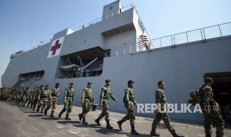 Military personnel leave for Lombok, West Nusa Tenggara with KRI Soeharso-990 from Surabaya Navy Port, East Java, Monday (July 6).