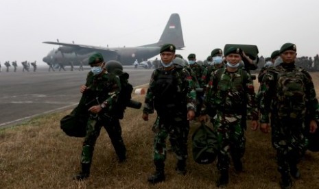 Sejumlah prajurit TNI yang tergabung dalam satuan tugas penanggulangan bencana asap tiba di Lapangan Udara (Lanud) Palembang, Sumsel, Kamis (22/10).