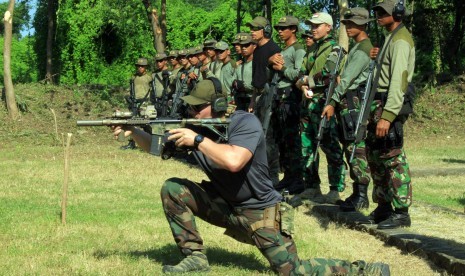 Sejumlah prajurit US MARSOC memberikan contoh posisi menembak kepada prajurit Taifib Korps Marinir TNI AL di lapangan tembak Pusat Latihan Tempur Korps Marinir Baluran, Karangtekok, Situbondo, Jatim, Jumat (20/3).