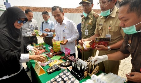 Sejumlah produk obat dan kosmetika berbahaya/ilegal diperlihatkan kepada wartawan, sebelum dimusnahkan di halaman kantor BBPOM Semarang, Senin (26/11). 