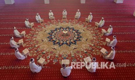 Sejumlah qari membaca Al-Quran untuk menandai Lailatul Qadar, salah satu malam paling suci bagi Muslim, seraya menjaga jarak sosial pada hari keempat pembatasan 4-hari virus korona untuk membendung pandemi Covid-19 di Masjid Sakir Nuhoglu di Mardin, Turki pada 19 Mei 2020.