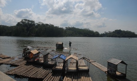 Sejumlah rakit bersandar di bibir danau wisata alam Situ Gede, Tasikmalaya, Jabar. Wisata alam dengan suasana pemandangan danau dan pulau ini bisa diakses menggunakan alat tranportasi perahu dan rakit.