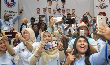 Sejumlah relawan berswafoto saat Deklarasi dan Pembekalan Relawan Tempat Pemungutan Suara (TPS) untuk Pemenangan Prabowo-Sandi di GOR Pajajaran, Kota Bogor, Jawa Barat, Sabtu (23/3/2019).