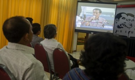 Sejumlah relawan dan anggota tim pemenangan menyaksikkan hasil quick count Pemilu Presiden 2014 melalui layar lebar di Posko Pemenangan Jokowi-JK, Jl Cemara 19, Menteng, Jakarta, Rabu (9/7). 