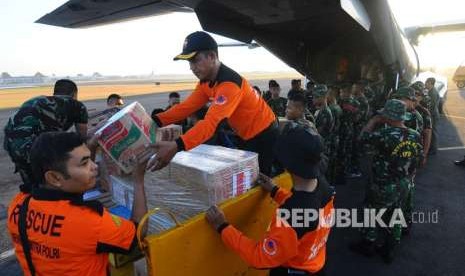 Sejumlah relawan dan prajurit TNI Angkatan Udara memasukkan bantuan ke dalam pesawat jenis CN-295 di Pangkalan TNI AU Adi Soemarmo, Boyolali, Jawa Tengah, Sabtu (11/8). 