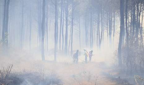 Sejumlah relawan dari Masyarakat Peduli Api (MPA) melakukan penyekatan untuk mencegah kebakaran meluas di kawasan lereng Gunung Ciremai, Kuningan, Jawa Barat, Kamis (4/10).