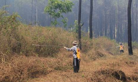 Sejumlah relawan dari Masyarakat Peduli Api (MPA) melakukan penyekatan untuk mencegah kebakaran meluas di kawasan lereng Gunung Ciremai, Kuningan, Jawa Barat, Kamis (4/10). 