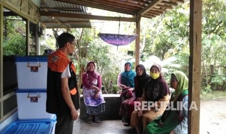 Sejumlah Relawan Inspirasi Rumah Zakat saat mengunjungi rumah  produksi gula kelapa kristal di Desa Gumelem Kulon, Kecamatan Susukan,  Kabupaten Banjarnegara.