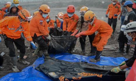 Sejumlah relawan melakukan evakuasi korban yang tertimbun material longsor guguran awan panas Gunung Semeru di Dusun Curah Kobokan, Desa Supitarang, Kabupaten Lumajang, Jawa Timur, Senin (6/12).