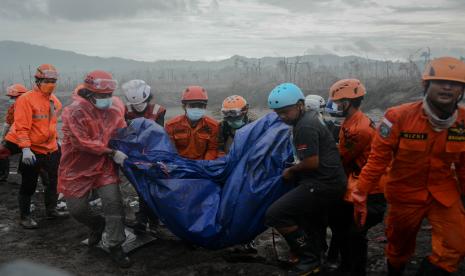 Sejumlah relawan melakukan evakuasi korban yang tertimbun material longsor guguran awan panas Gunung Semeru di Dusun Curah Kobokan, Desa Supitarang, Kabupaten Lumajang, Jawa Timur.