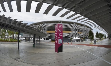 Sejumlah relawan melintasi Stadion Bukit Jalil yang digunakan sebagai lokasi pembukaan SEA Games XXIX Kuala Lumpur, di Kuala Lumpur, Malaysia, Senin (14/8). 