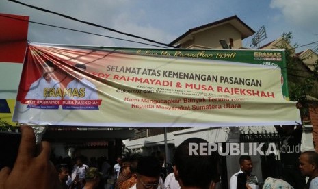 Sejumlah relawan memasang panduk ucapan selamat atas kemenangan pasangan calon Gubenur dan Wakil Gubernur Sumatera Utara  Edy Rahmayadi - Musa Rajekshah di Posko Kemenangan Eramas di Jalan A Rivai, Medan, Sumatera Utara, Rabu (27/6).