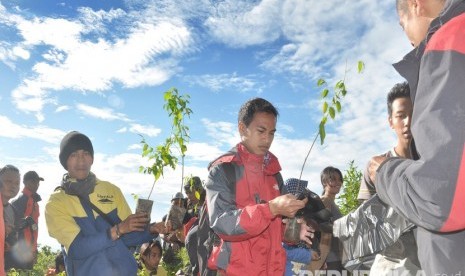 Sejumlah relawan membawa bibit menuju lokasi penanaman.   (Republika/Bowo Pribadi)