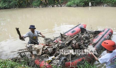 Sejumlah relawan membersihkan aliran sungai Sadang di Cikarang Barat, Kabupaten Bekasi, Jawa Barat, Kamis (27/1/2022). Aksi bersih-bersih kali untuk mencegah banjir di daerah tersebut pada musim hujan dan sekaligus melakukan konservasi Daerah Aliran Sungai (DAS).