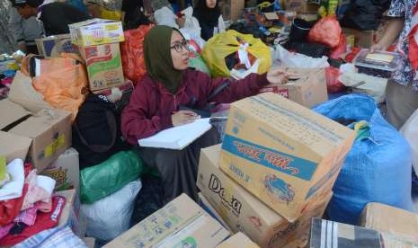 Sejumlah relawan mendata bantuan korban pascagempa dan tsunami Palu Donggala di Rumah Sakit Wahidin Sudirohusodo, Makassar, Senin (1/10).