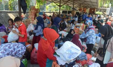 Sejumlah relawan mendata bantuan korban pascagempa dan tsunami Palu Donggala di Rumah Sakit Wahidin Sudirohusodo, Makassar, Senin (1/10).