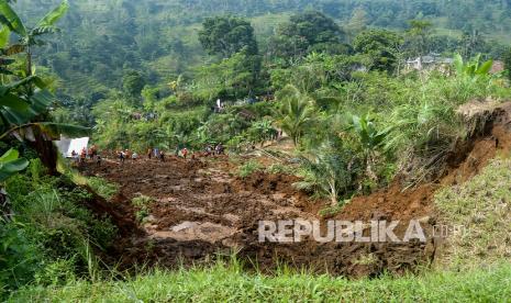 Sejumlah relawan mengevakuasi barang-barang milik warga yang terdampak longsor di Desa Giinanjar, Kecamatan Ciambar, Sukabumi, Jawa Barat, Ahad (2/5/2021). Peristiwa tanah longsor yang terjadi pada Sabtu (1/5/2021) petang tersebut menimbun satu rumah dan mengakibatkan seorang anak meninggal dunia serta dua orang terluka. 