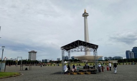 Sejumlah relawan menyelesaikan pendirian panggung Reuni Aksi 212 yang berukuran 7x3 meter di pelataran Lapangan Monas, Jumat (1/12)