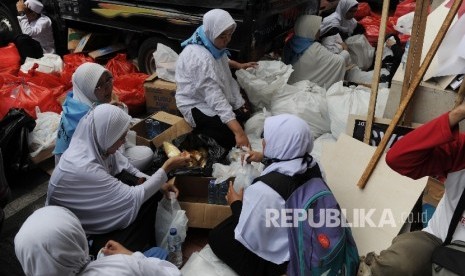 Volunteers prepared meals to be given to Muslims who stayed at Istiqlal Mosque, Jakarta, to participate in the 411 rally  on Friday, November 4, 2016. 