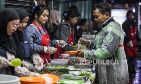 Sejumlah relawan menyiapkan makan gratis untuk berbuka puasa di kawasan Stasiun Bogor, Kota Bogor, Jawa Barat, Senin (25/3/2024).