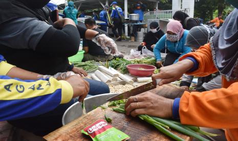 Sejumlah relawan menyiapkan makanan di dapur umum 