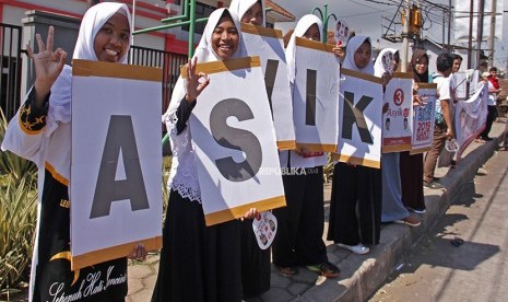 Sejumlah relawan pendukung Cagub-Cawagub Jawa Barat pasangan nomor 3 ASYIK (Sudradjat - Ahmad Syaekhu) menggelar kampanye putaran akhir di jalur mudik Sumedang-Bandung di Jatinangor, Sabtu (23/6). 