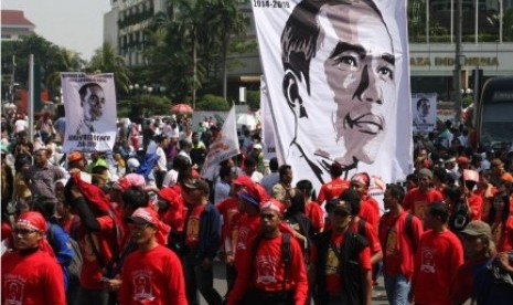 Sejumlah relawan pendukung pasangan Capres dan Cawapres Joko Widodo dan Jusuf Kalla melakukan yel-yel ketika berlangsungnya Tahap Pengambilan Nomor Urut Bagi Capres-Cawapres di Bundaran HI, Jakarta, Ahad (1/6).