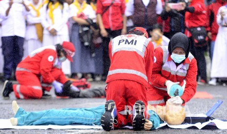 Sejumlah relawan PMI melakukan pertolongan pertama saat simulasi penanganan kecelakaan lalu lintas dalam rangka acara Temu Akbar Relawan Palang Merah Indonesia (PMI) Kota Bandung di Monumen Perjuangan Rakyat, Jl Dipatiukur, Kota Bandung, Selasa (17/1).