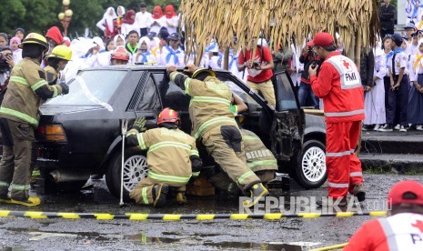 Sejumlah relawan PMI melakukan pertolongan pertama saat simulasi penanganan kecelakaan lalu lintas dalam rangka acara Temu Akbar Relawan Palang Merah Indonesia (PMI) Kota Bandung di Monumen Perjuangan Rakyat, Jl Dipatiukur, Kota Bandung, Selasa (17/1).