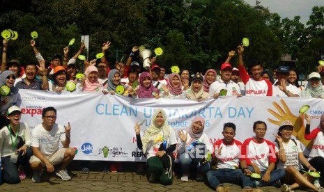 Volunteers from Clean Up Jakarta Day were collecting trash in the Gelora Bung Karno Stadion, Jakarta, Sunday (10/16).