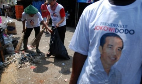 Sejumlah relawan Seknas Jokowi dan pedagang pasar melakukan aksi gotong royong membersihkan lingkungan di Pasar Kemiri, Depok, Jabar, Sabtu (21/6). 